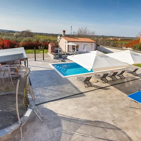 Brand New 6 Bedroom Villa, Only 1500m From The Villa Valbandon