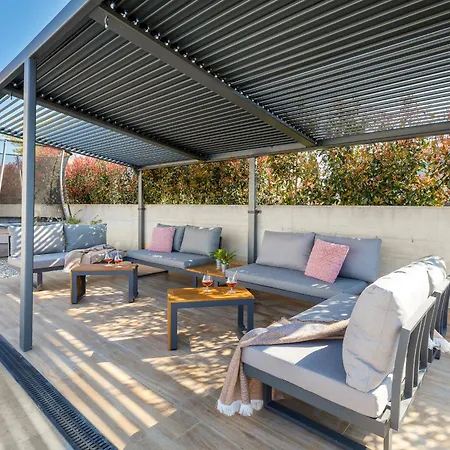 Brand New 6 Bedroom Villa, Only 1500m From The Valbandon