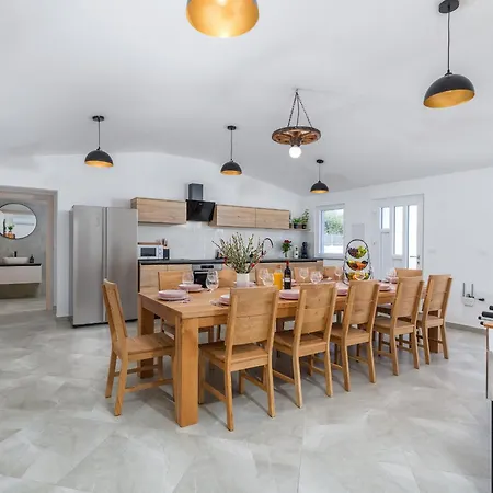 Brand New 6 Bedroom Villa, Only 1500m From The Valbandon