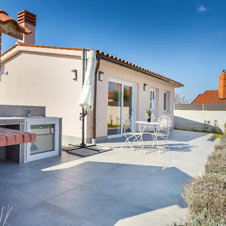 Brand New 6 Bedroom Villa, Only 1500m From The * Valbandon