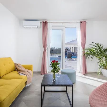 Brand New 6 Bedroom Villa, Only 1500m From The * Valbandon