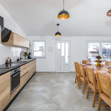 Brand New 6 Bedroom Villa, Only 1500m From The Valbandon