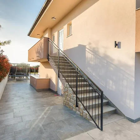 Brand New 6 Bedroom Villa, Only 1500m From The Villa Valbandon