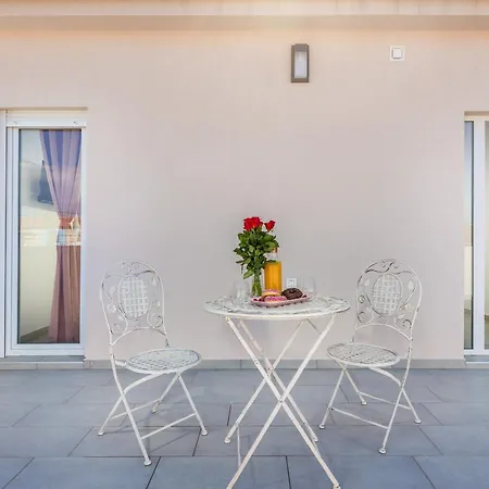 Brand New 6 Bedroom Villa, Only 1500m From The