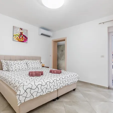 Brand New 6 Bedroom Villa, Only 1500m From The * Valbandon