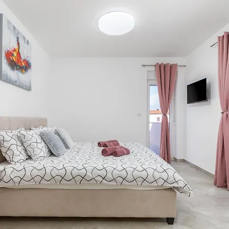 Villa Brand New 6 Bedroom Villa, Only 1500m From The Valbandon
