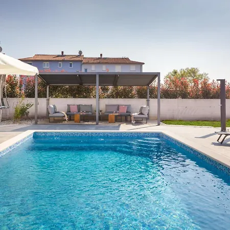 Brand New 6 Bedroom Villa, Only 1500m From The Villa Valbandon