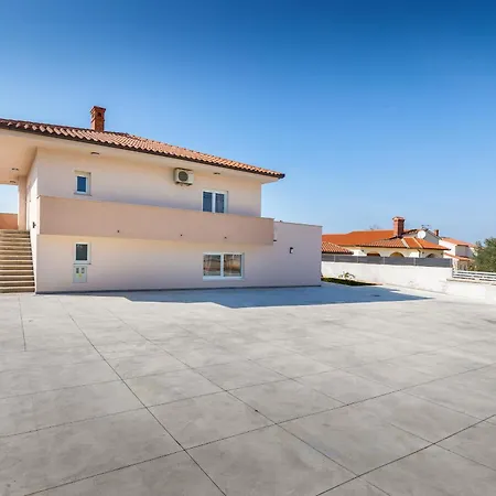 Brand New 6 Bedroom Villa, Only 1500m From The