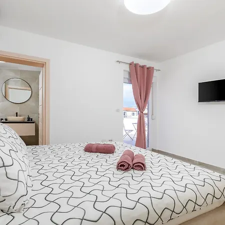 Brand New 6 Bedroom Villa, Only 1500m From The Valbandon
