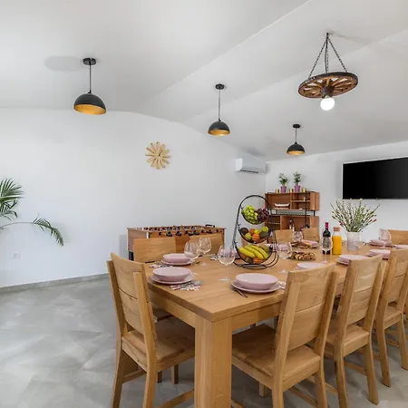 Brand New 6 Bedroom Villa, Only 1500m From The *