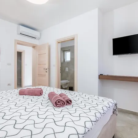 Brand New 6 Bedroom Villa, Only 1500m From The Villa Valbandon