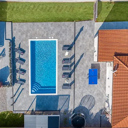 Brand New 6 Bedroom Villa, Only 1500m From The Villa Valbandon