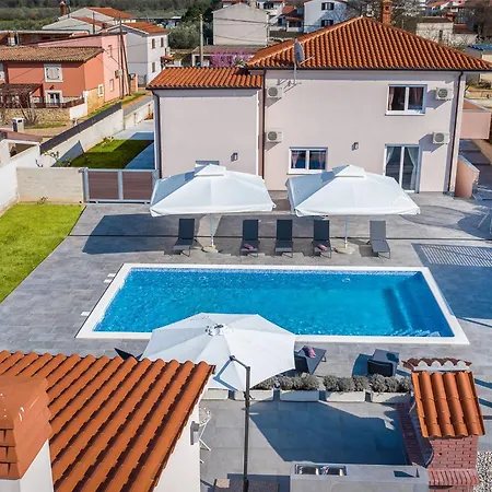 Brand New 6 Bedroom Villa, Only 1500m From The Villa Valbandon