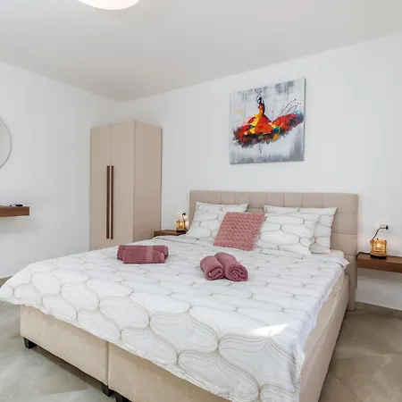 Villa Brand New 6 Bedroom Villa, Only 1500m From The Valbandon