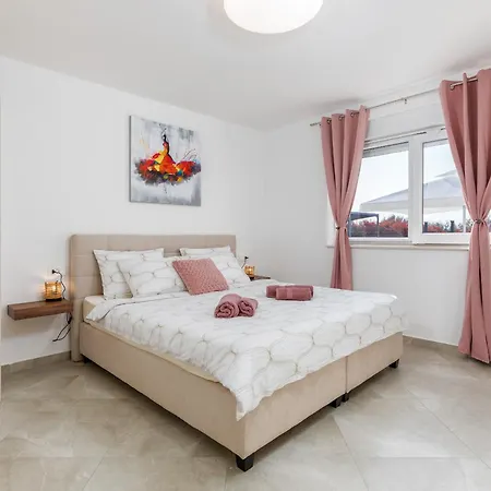 Villa Brand New 6 Bedroom Villa, Only 1500m From The
