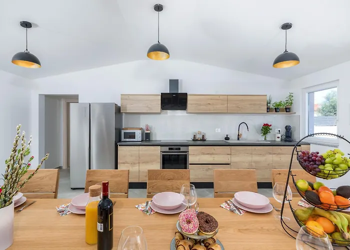 别墅 Brand New 6 Bedroom Villa, Only 1500m From The Valbandon