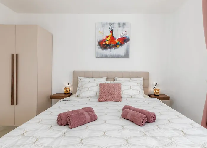 Brand New 6 Bedroom Villa, Only 1500m From The 别墅