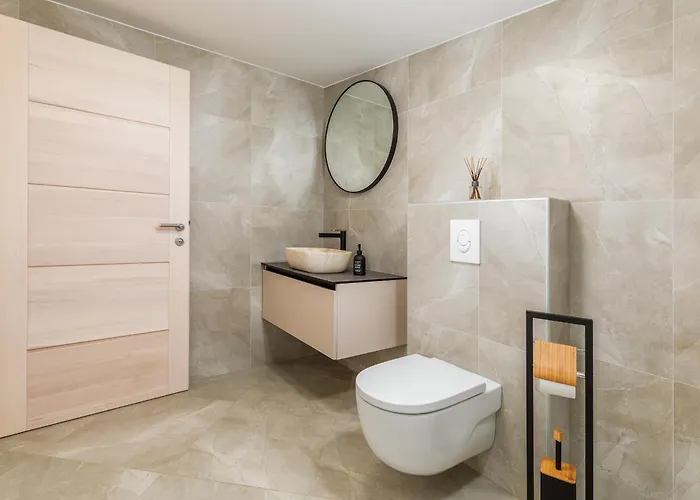 别墅 Brand New 6 Bedroom Villa, Only 1500m From The *