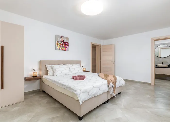 Brand New 6 Bedroom Villa, Only 1500m From The 别墅