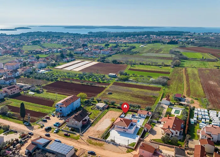 别墅 Brand New 6 Bedroom Villa, Only 1500m From The *